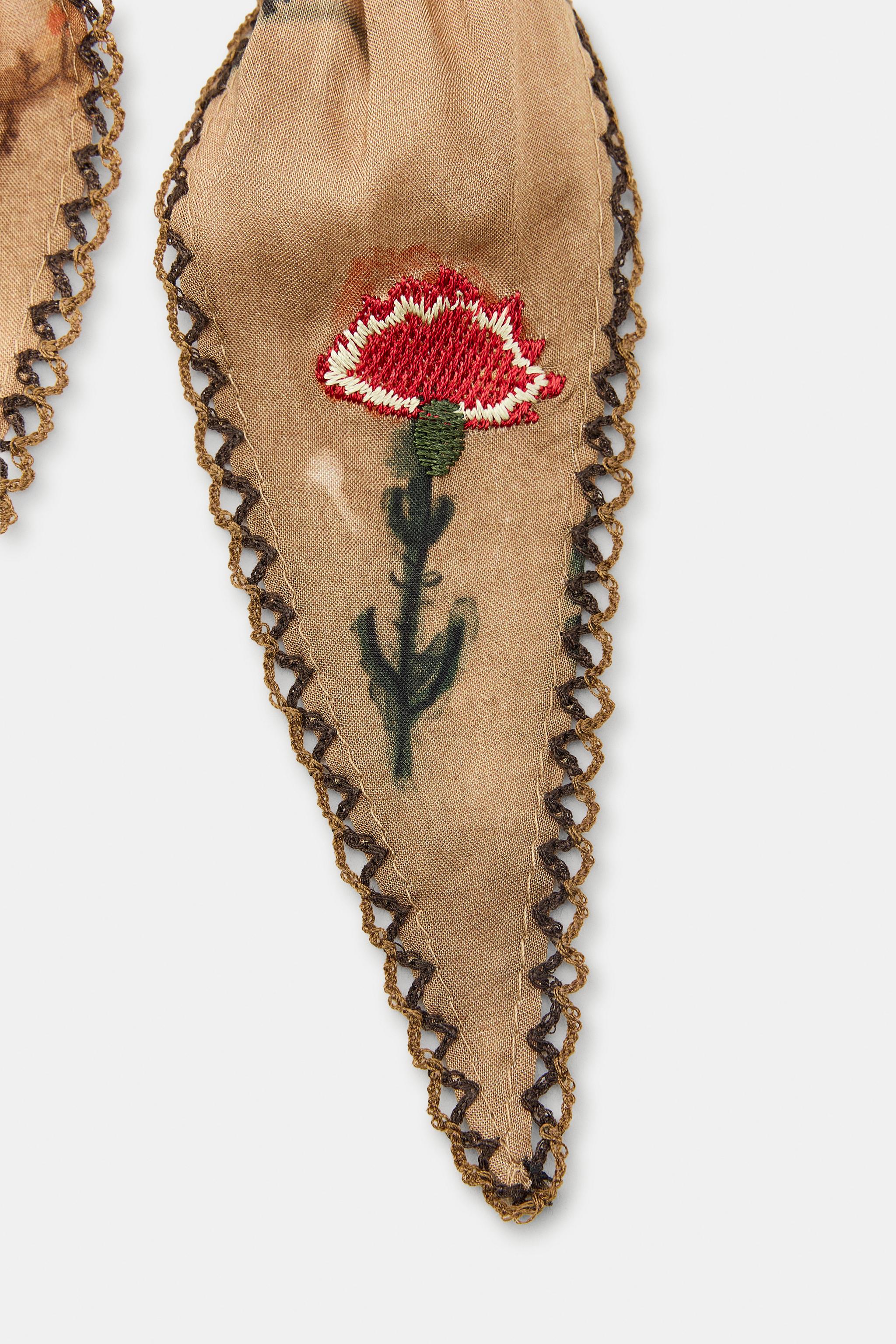 BANDANA IMPRIMÉE FLEURS BRODÉES SURPIQÛRES